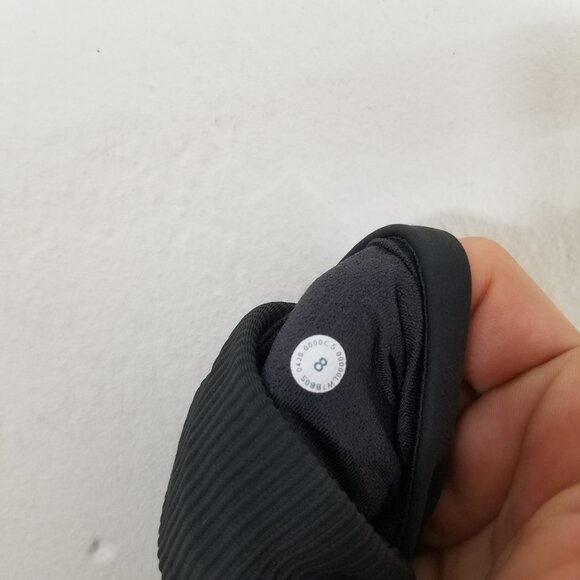 Like New Lululemon Shorts Size 8 - Picture 5 of 6